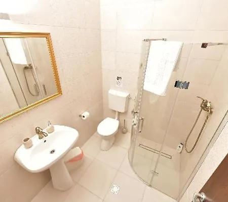 Casa Cu Tei קריובה